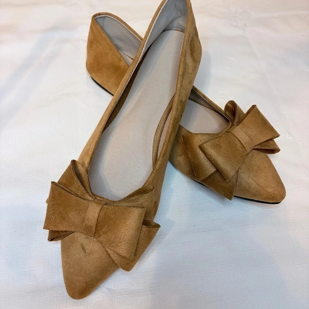 Chic Suede Bow Loafers in Tan